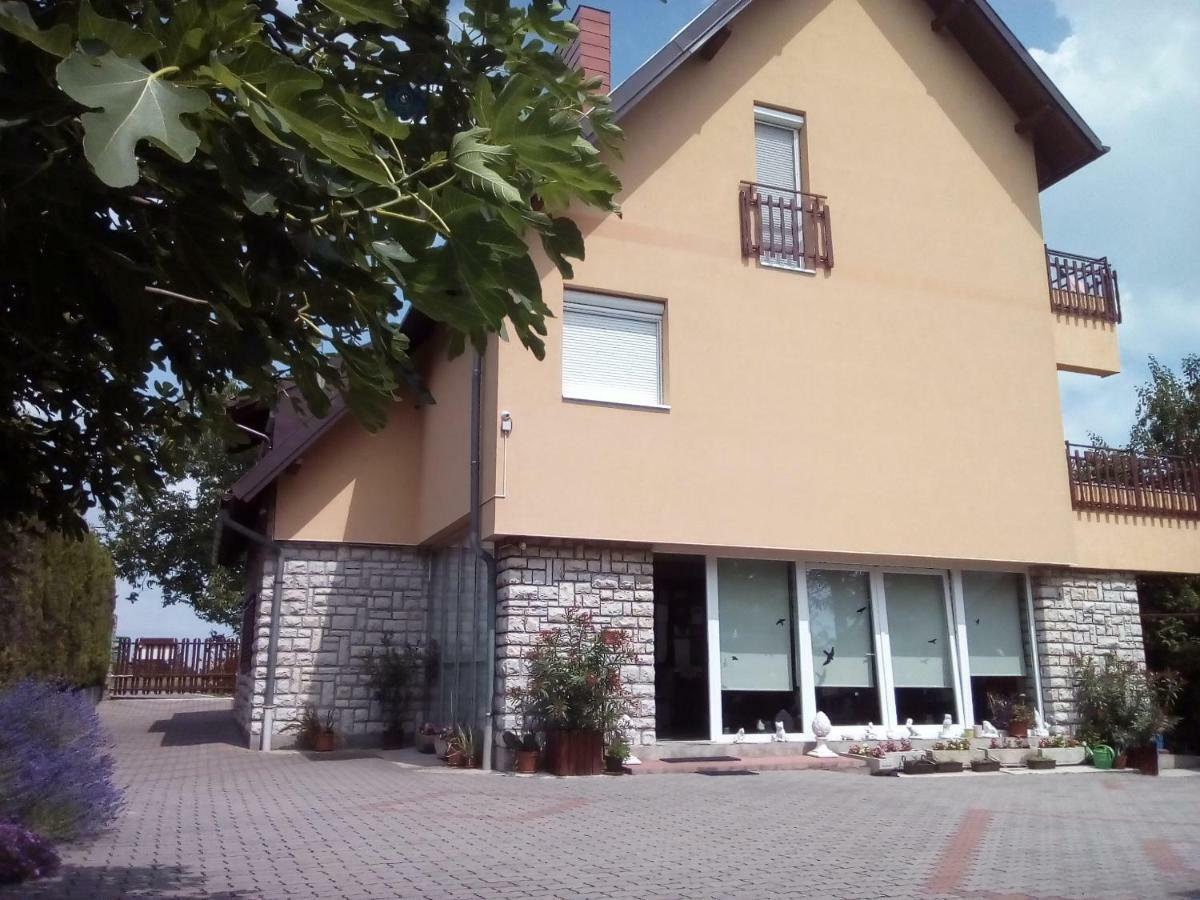Kata Vendeghaz Hotel Balatonfured Bagian luar foto